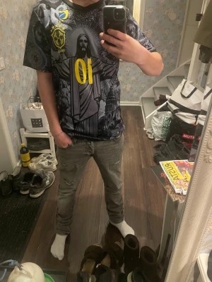 Brasil Neymar JR 10 Nike fotbollströja - Säljer nu min brazil tröja för jag inte tyckte den passa mig, sparsamt använd och har hängt för mesta tid på en galje i garderoben. Riktigt fet till sommaren😁