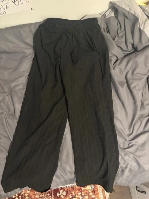 Black loose pants  - Svarta lösa byxor. Har varit använd 1-2 gånger men bra kvalitet. 