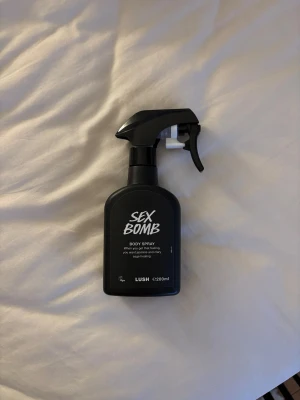 Sex bomb lush spray - Tror de är ungefär hälften kvar men är inte helt säker för man inte kolla! Så ungefär 100ml, säljer för jag inte tyckte doften passade mig även fast ja hoppades på de 😅 