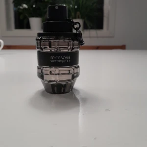 Spicebomb EdT 50ml - Spicebomb från Viktor & Rolf är en ikonisk parfym med unik design. Flaskan rymmer 50 ml och passar dig som vill sticka ut med en modern och självsäker stil. Perfekt för dig som gillar att synas och vill ha något extra i din samling.