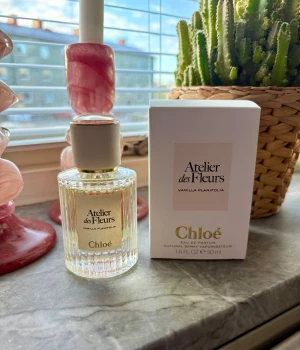 Chloé Atelier des Fleurs parfym - Chloé Atelier des Fleurs Vanilla Planifolia Eau de Parfum, 50 ml. Snygg och stilren flaska, perfekt för dig som vill ha något unikt i din samling. Sprayad några gånger 