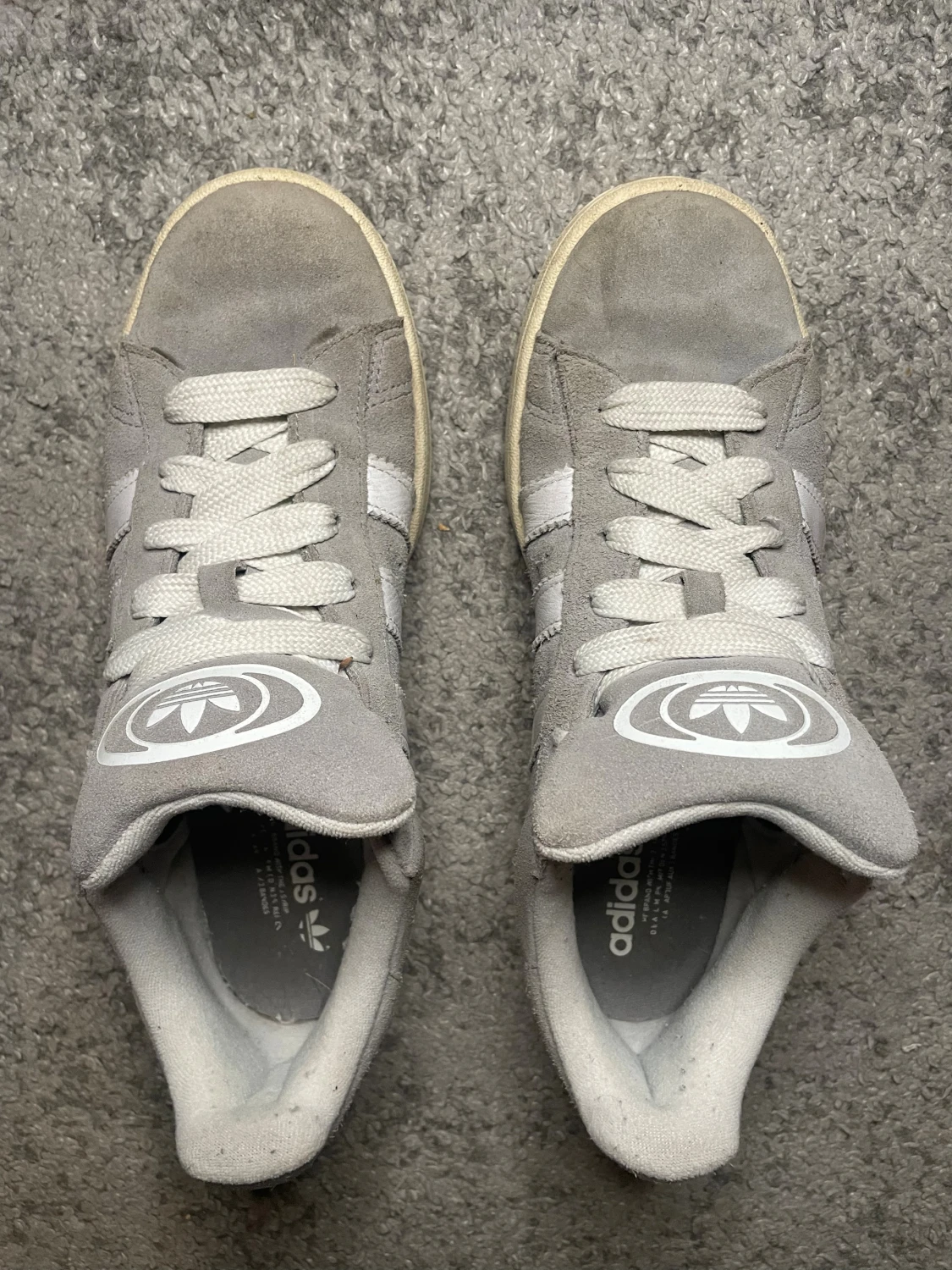 Grå adidas Campus sneakers i mocka - 1