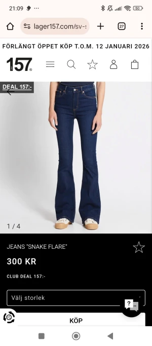 Blå Snake Flare jeans från 157 - Snygga blå Snake Flare jeans från 157 med hög midja/ mid waist och utsvängda ben. Klassisk femficksmodell i stretchig denim som sitter tajt upptill och får en riktigt schysst flare nertill. storlek S-short length