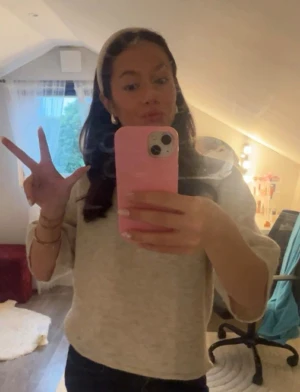 Beige stickad tröja från Gina Tricot - säljer en trekvarts stickad tröja från gina, den är inte mycket använd och är i bra skick!