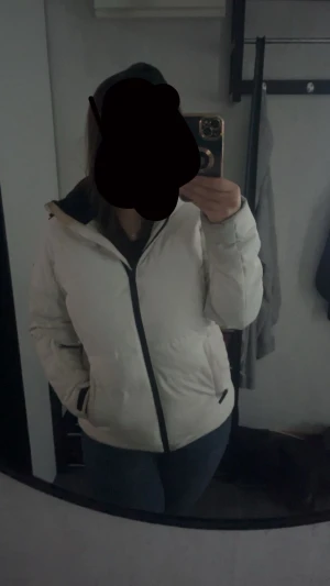 Vit vinter jacka - Super varm, säljer då jag ej använder. De finns ej sminkfläckar längre då de fanns på bilden. Köpt för 1000. Ni får gärna be om fler bilder om ni vill 