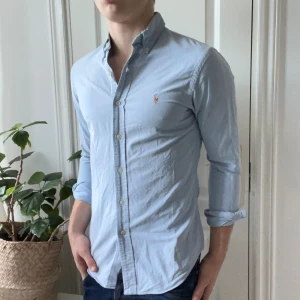 Ralph Lauren skjorta  - Ralph Lauren skjorta, inga defekter! Modellen är 180 cm 75 kg, passar honom bra! 👍 väldigt fint plagg som du kan köpa paket med andra i min profil 🫡