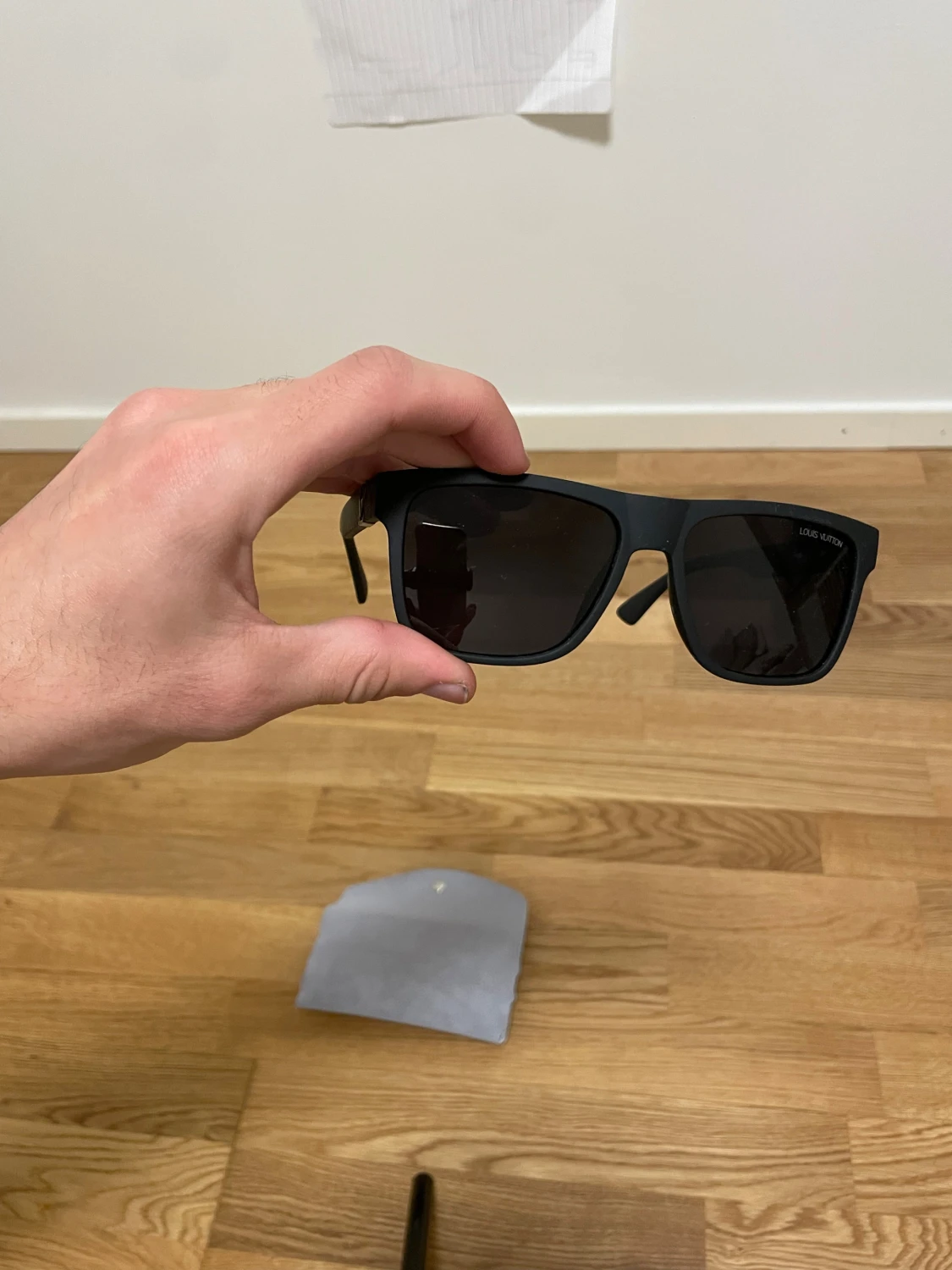 Svart solglasögon - 1