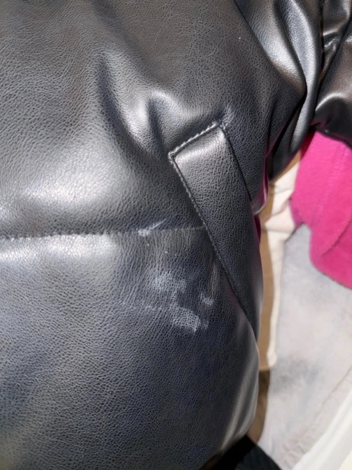 Svart pufferjacka i skinnimitation - 2