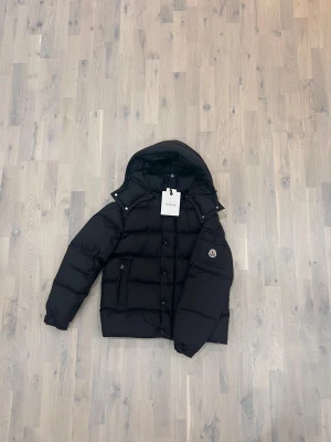 Moncler Jacka  - Hej! Säljer min moncler jacka i väldigt bra skick. Har bara testat den på mig själv och den passade inte så därför jag säljer. Storlek 2 som indikerar M, men passar S. Pris kan diskuteras och kom privat för fler frågor 