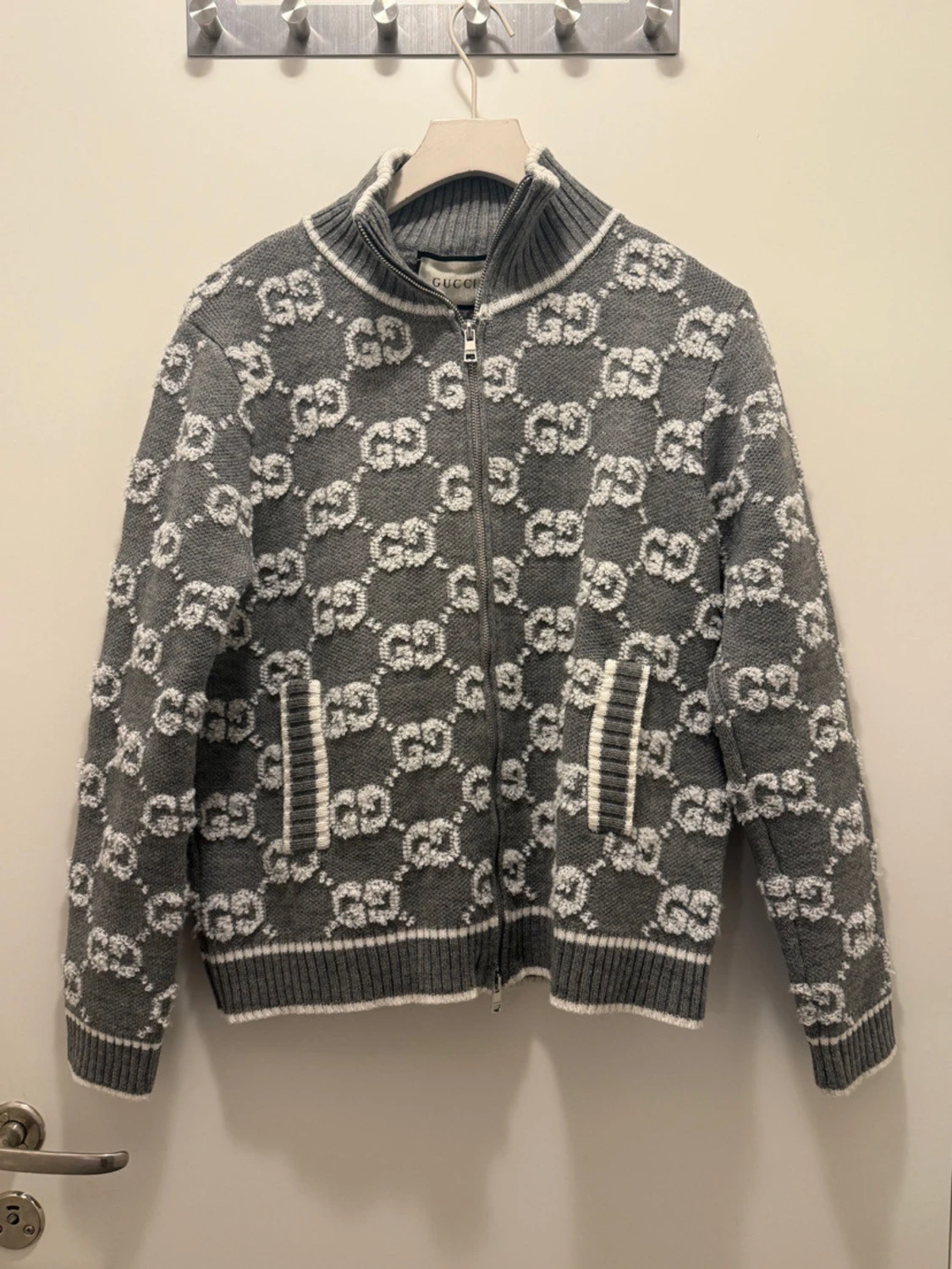 Grå stickad kofta från Gucci