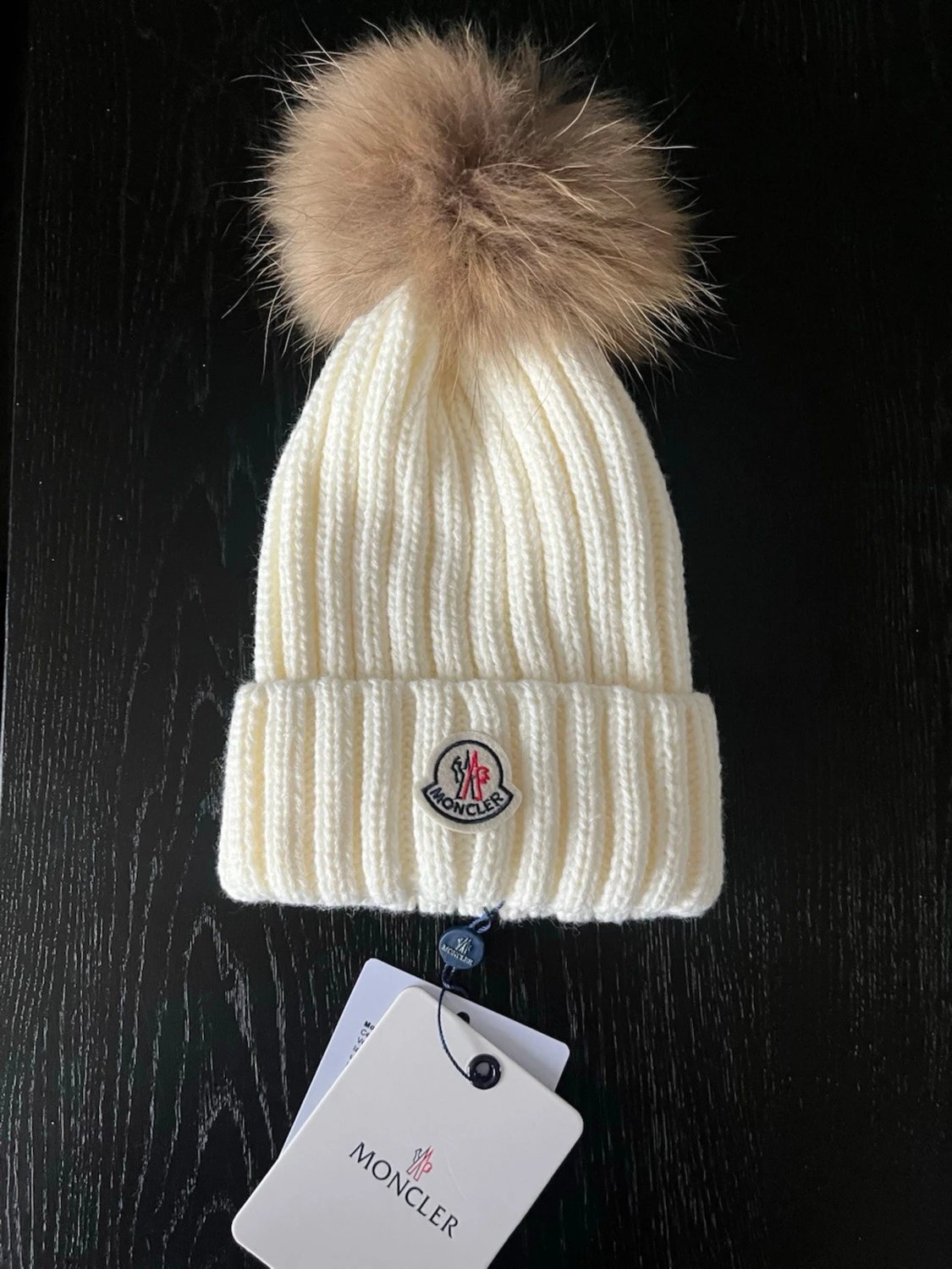 Vit stickad Moncler mössa med pälsboll - 3