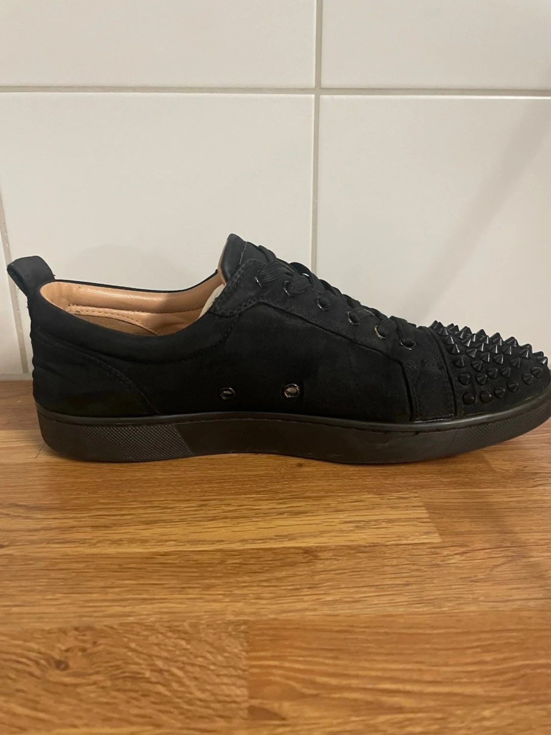 Svarta sneakers med nitar från Louboutin - 3