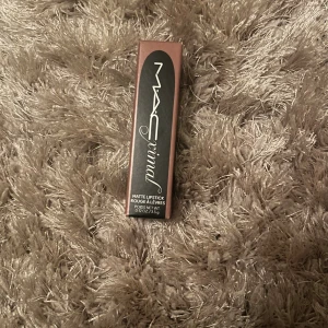 MAC läppstift Cool Teddy 627 - MAC läppstift i nyansen 627 Cool Teddy med en silkeslen matt finish. Förpackningen är stilren i bronsbrun färg och innehåller 3,5 g produkt. Perfekt för dig som gillar neutrala och kalla toner på läpparna.