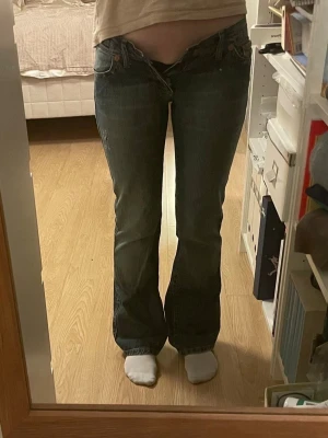 lågmidjade jeans - Lågmidjade bootcut jeans från G-LAGO. Säljer eftersom de tyvärr är försmå. Skriv gärna för mått eller liknande!💞