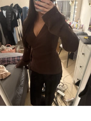 Brun  kofta med knytband - Mysig brun  kofta med långa ärmar och knytband i midjan. 