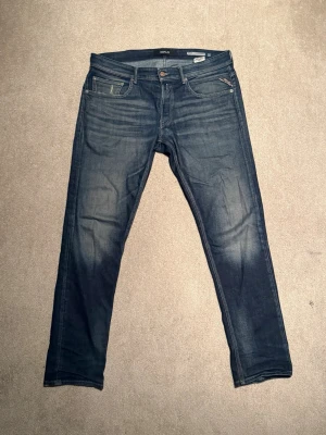 Replay Wilbi Regular Slim Fit jeans - Snygga mörkblå jeans från Replay, modell Wilbi Regular Slim Fit. Jeansen har en liten defekt i sömen som ni ser på bild 3, men de är inget du behöver oroa dig för att de skulle synas! Hör av er vid minsta fråga! (Pris går att diskutera)