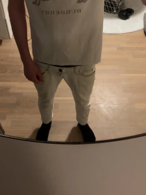 Vita Replay jeans slim fit - Säljer ett par vita Replay jeans med slim fit. Jeansen tvättas såklart innan frakt. Jeansen har en låg till normal midja och raka ben med smalare passform. Materialet är bomull och de har Replay läderpatch bak. Perfekt för dig som vill sticka ut med ljusa jeans.