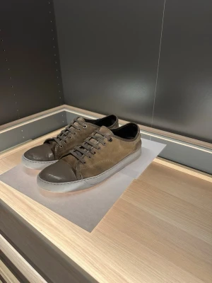 Lanvin cap toe - Snygga Lanvins i färgen sand, de är i hyfsat bra skicka den största defekten är skadan på sulan under till (se sista bilden) men annars bra skick och otroligt snygga. Hör av er vid frågor eller funderingar