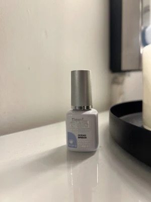 Depend Gel iQ Ocean Breeze - Snyggt UV/LED-gellack från Depend i färgen Ocean Breeze, en ljusblå nyans med silvrig kork. Perfekt för att skapa glansiga och hållbara naglar hemma. Flaskan är kompakt och har tydlig märkning med steg 3 för gelprocessen. Använd en gång, är dock drygt ett år gammal.