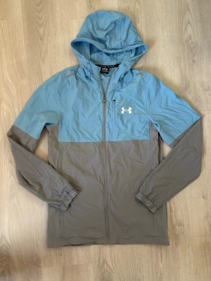 Under Armour jacka - Jacka från Under Armour. Köpt på Jd sports för 1299 kr! Storlek S och är i riktigt fint skick. 