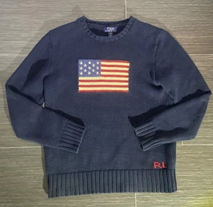 Ralph Lauren Tröja 🇺🇸 - Den klassiska Ralph Lauren tröjan med 🇺🇸Passar till det mesta. Mycket bra skick utan fläckar. Storlek XL 18-20. Märke - Ralph Lauren. Färg - Mörkblå. Pris kan diskuteras! Hör av dig 🤙 