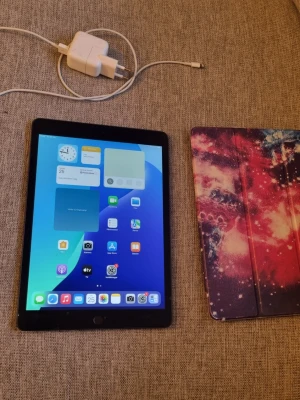 Apple iPad (7:e generationen) - Säljer en Apple iPad 7:e generationen i fint skick, uppdaterad till iPadOS 18.7.2. Batteriet håller bra och laddare samt snyggt fodral medföljer. Skärmen och kanter ser ut att vara utan större repor eller skador. Perfekt för surf, appar och underhållning.128 gb den modellen funkar med Apple pencil också. Man kan ladda alla appar och alla spel utan problem. Laddare och fodral medföljer. 