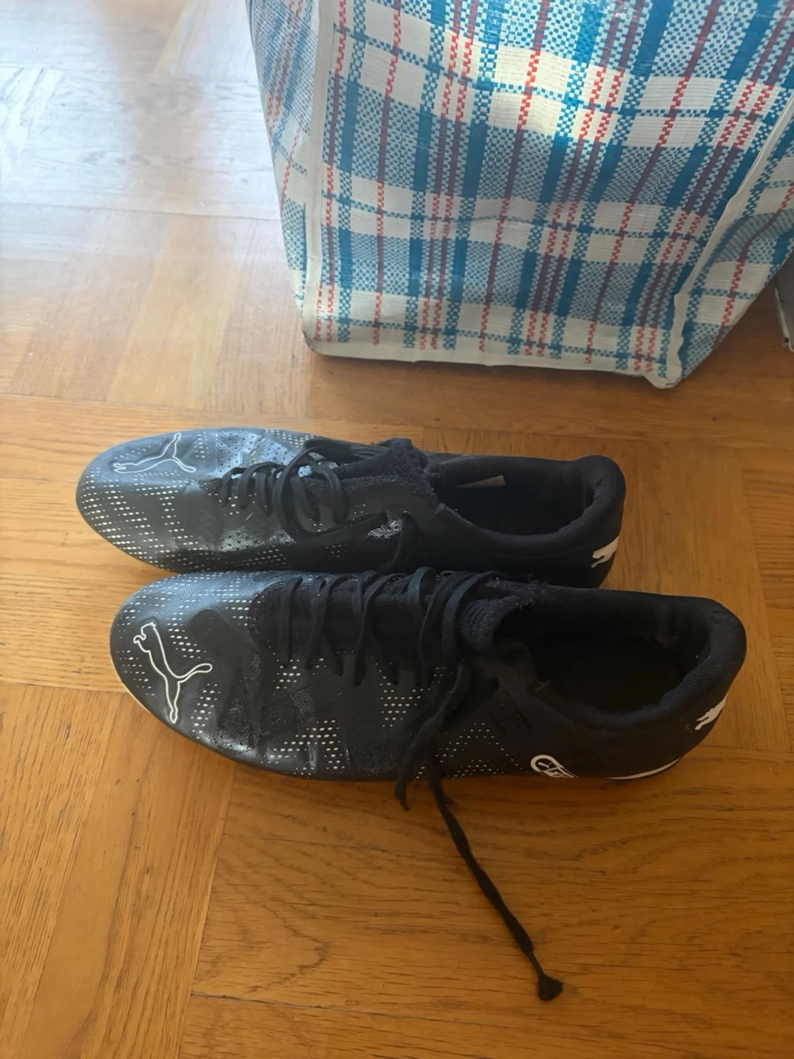 Svarta Puma fotbollsskor strl 44