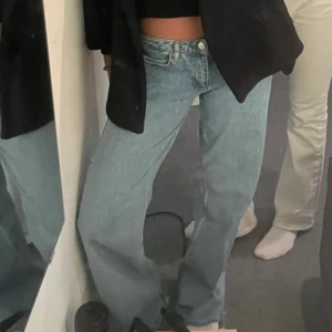 Ljusblåa raka jeans med loose fit - Säljer mina NAKD jeans i storlek 32. Passar mig som brukar ha 34 då de är ganska stora storleken.