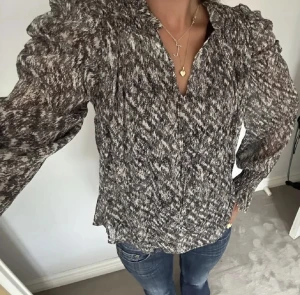Unik och snygg blus - Säljer denna ursnygga blus från Sofie Schnoor ❣️❣️Säljer då den bara inte kommer till användning! Passar både festligt och vardagligt 💥