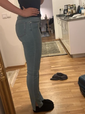 Ljusblå lowrise jeans från Brax - Säljer ett par ljusblå  jeans köpta på NK med snygga detaljer på bakfickorna. Lowrise och cut vid benen. Skriv för mer info! Är 180cm lång.