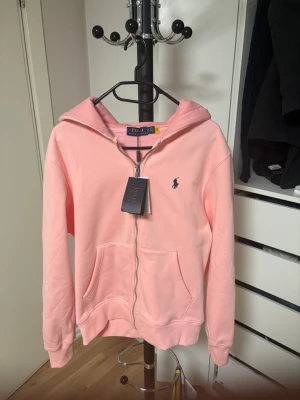 Polo zip hoodie - Skön polo zip hoodie som är aldrig använd pga att den va för liten för mig. Helt nytt skick