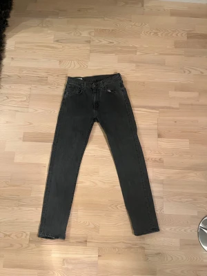 Levi's 502 svarta jeans M:30 L:32 - Säljer ett par svarta Levi's 502 jeans i en rätt så skinny fit. Midjan är 30 och längden är 32