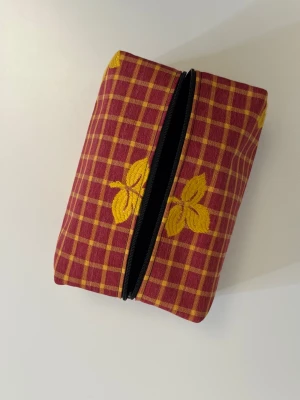 Handgjord necessär av second hand tyger - En handgjord necessär utav second hand tyger. Unik, hållbar och perfekt för att samla alla dina vardagsfavoriter i väskan. Fodrad och stängs med dragkedja. Endast ett unikt exemplar.                  Instagram: secondstitch.bymatilda 💕