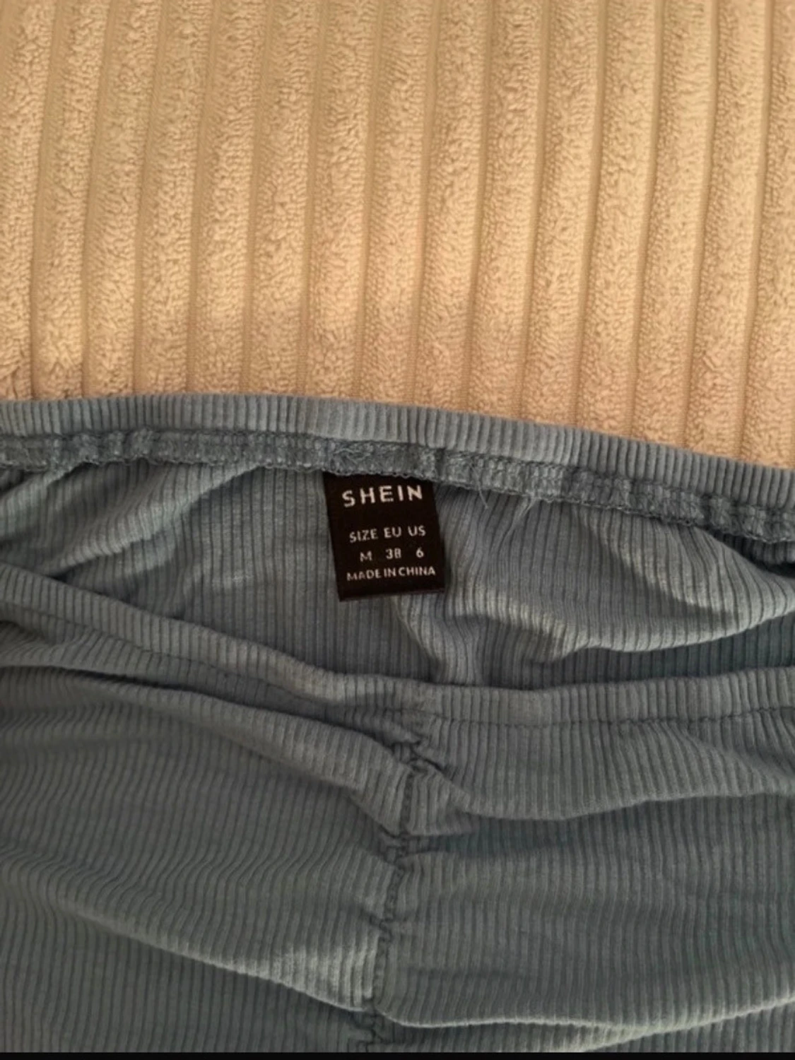 Blå långärmad klänning (off shoulder) - 2