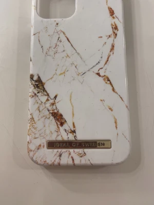 Mobilskal - Ideal of Sweden mobilskal, iPhone 12. Ej använt ofta och inga sprickor. 