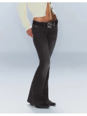 svarta jeans - svarta lågmidjade bootcut jeans från weekday cheap monday, nypris 400kr de har inte prislapp men har aldrig använt då de ej passar.