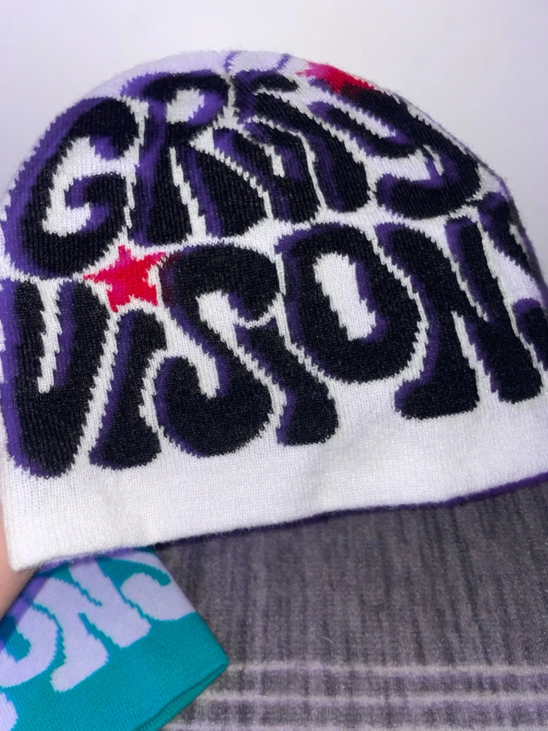 Två stickade mössor med tryck - 1