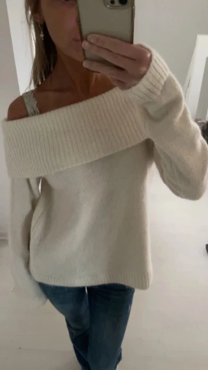 Offshoulder stickad vit tröja - Offshoulder stickad vit tröja från Gina Tricot, använt 1 gång så i väldigt bra skick!