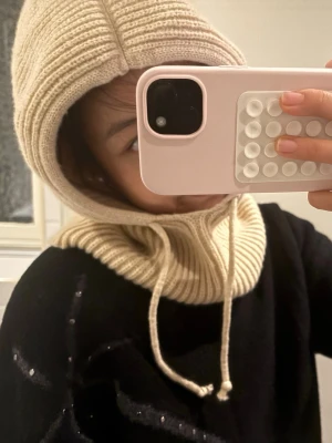 Balaklava beige - Sjukt snygg balaklava perfekt för vintern då man inte vill förstöra håret. Håller värmen mycket bra och funkar även som en extra touch på outfits inomhus. Jätte bra skick! Inga knottror alls