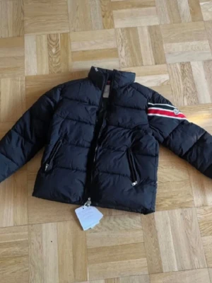 Moncler jacka - Javka från moncler i M, blipp fungerar och hör av er vid frågor.