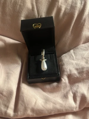Pärl örhänge - Jag säljer ett jättefint örhänge från Maria Nilsdotter, örhänget är i bra skick. Säljer pga att de inte kommer till användning🩷🩷 säljer för 1350kr. Köp inte direkt!!!