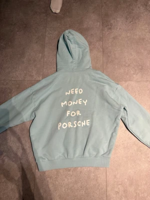 Hoodie  - Köpt för typ 900kr  se bild på fläck. Den är lite kort för att va en large så passar nog bättre på en medium.