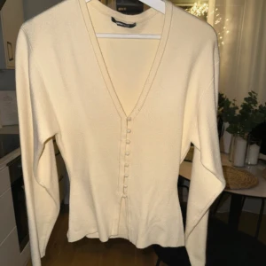 Figursydd cardigan - Använd ca 1 gång så skicket är som nytt, alla knappar intakta 🌸
