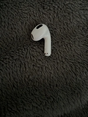 AirPods 3 (höger hörlur) - AirPods 3 – HÖGER LUR Säljer endast den högra AirPoden (A2565). Funkar som den ska, bra ljud. Ingen box, ingen vänster lur.  Perfekt om du tappat bort din högra. Säljs billigt 💸 DM vid frågor!