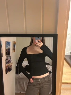 Svart topp - Snygg ribbad svart topp från Gina i jättefint skick, storlek XS☺️🫶🏼