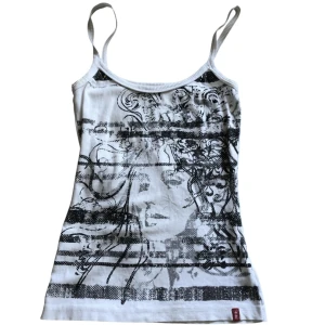 Vit linnetopp med grafiskt tryck från edc - Vitt linne från edc 