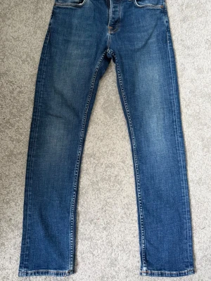 Nudie jeans - Hej, säljer nu dessa riktigt schyssta Nudie jeansen i modellen Grim Tim. | Otroligt snygg färg som passar till allt. | Litet märke vid vaden men inget som märks av. Hör av er vid frågor!🌟