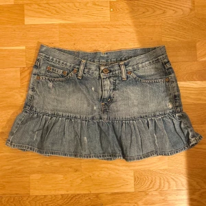 Blå jeanskjol med volang - Säljer en blå jeanskjol från Replay med snygga volangdetaljer längst ner❣️storlek S,w29 men passar mig som är 27/28