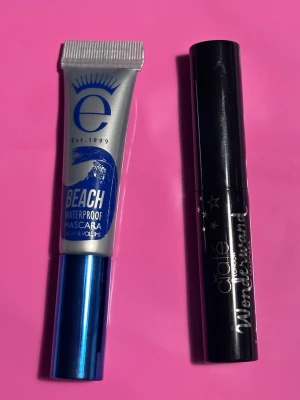 Mini mascaror - Säljer två mascaror: Beach Waterproof Mascara från e med blått och silverfärgat hölje, ger volym och är vattenfast. Ciaté London Wonderwand Mascara i svart tub med silvrig text och stjärndetaljer, perfekt för att skapa fylliga fransar.