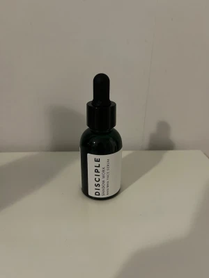 Disciple Shadow Work ansiktsserum - Disciple Shadow Work AHA/BHA Face Serum i en flaska med pipett i 30 ml. Serumet är veganskt och cruelty free, innehåller naturliga växtextrakt och syror som exfolierar och ger fräsch, klar hud. Perfekt för dig som vill ha glow och jämn hudton.